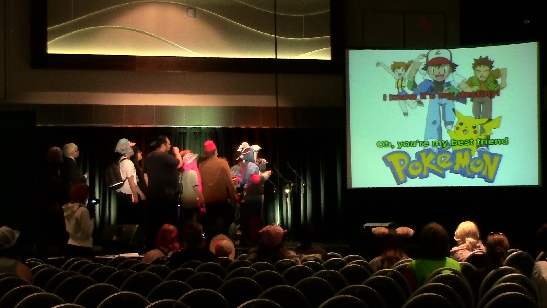 Un groupe chantant en cœur la chanson thème de Pokémon.