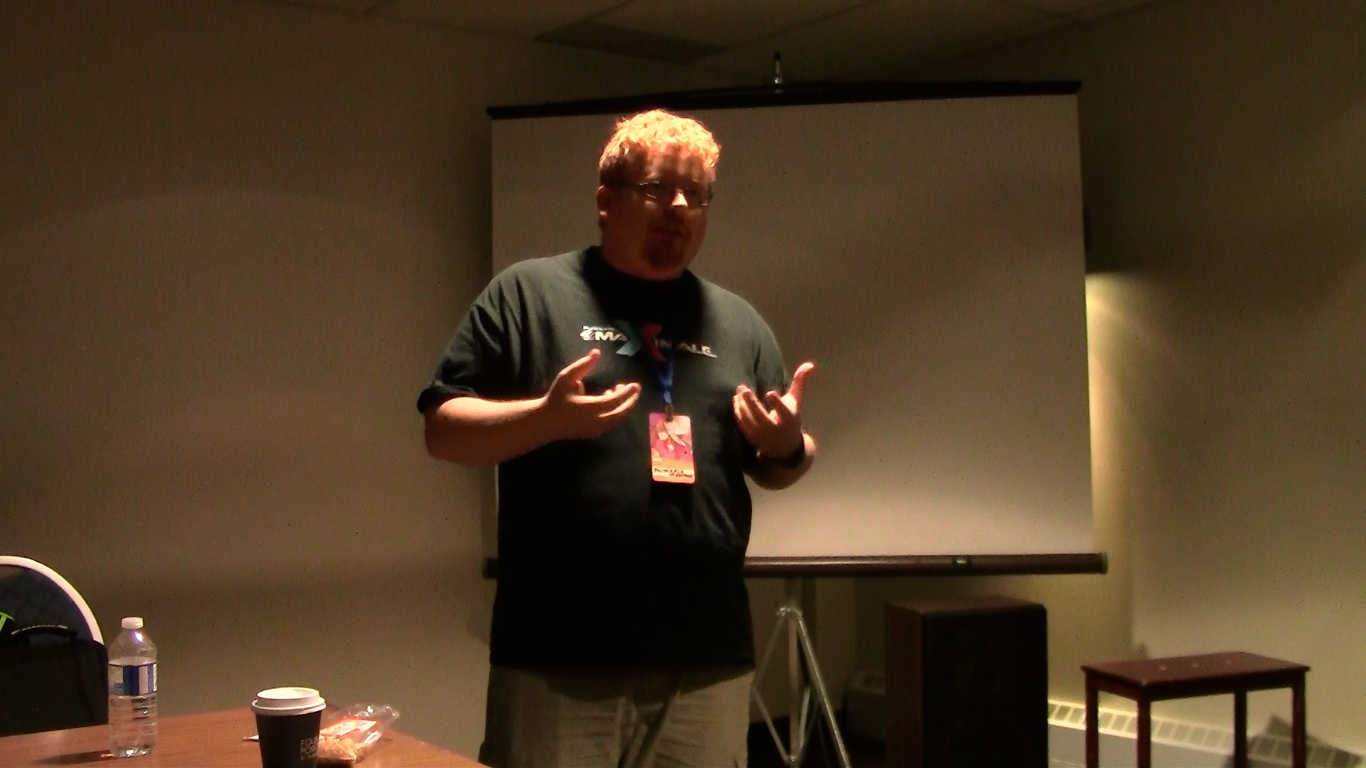 Andrew Castegan entrain d'animer une discussion sur le PC dans la scène actuelle du jeu vidéo